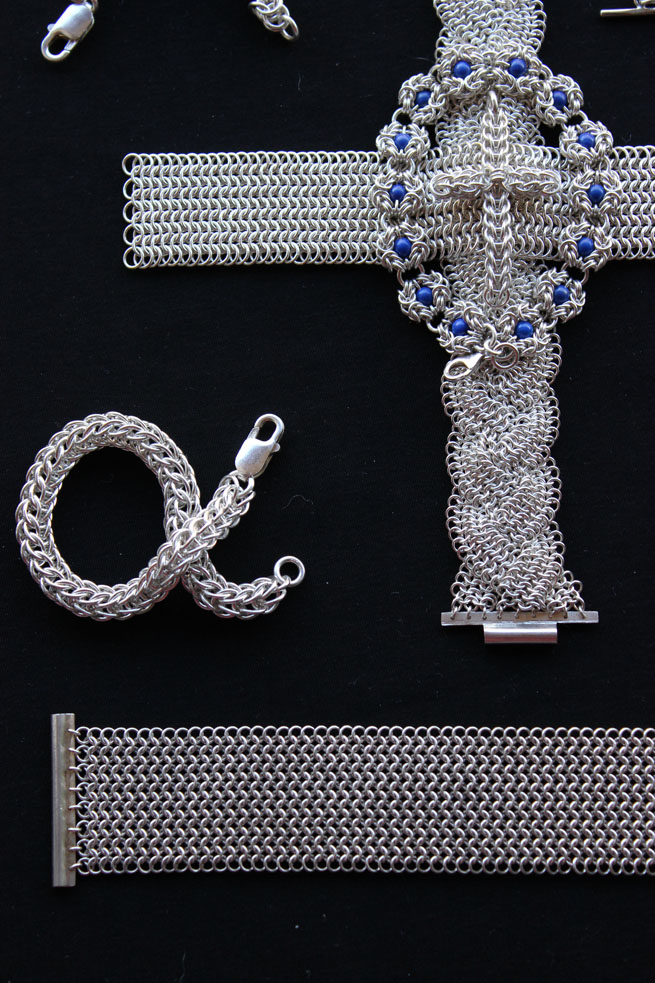 Chainmaille models in cross e2